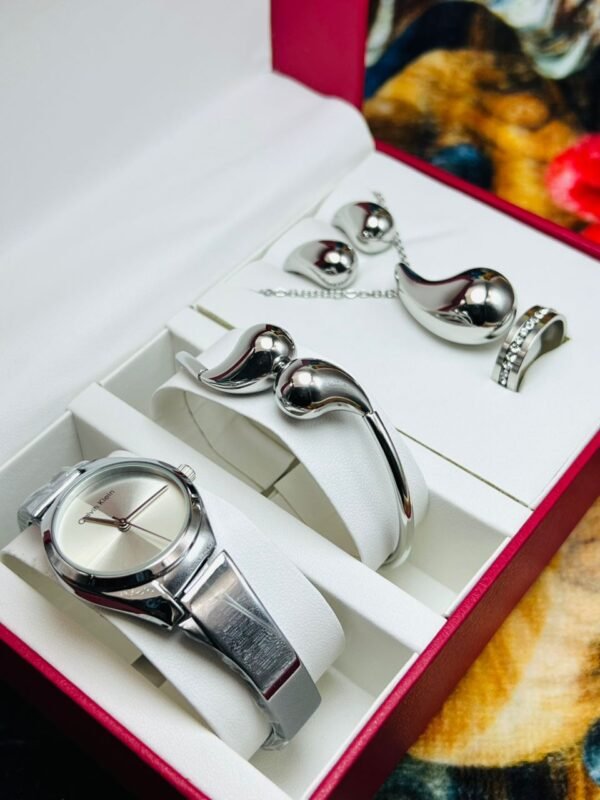 Montre et Bijoux Élégants en Acier Argenté